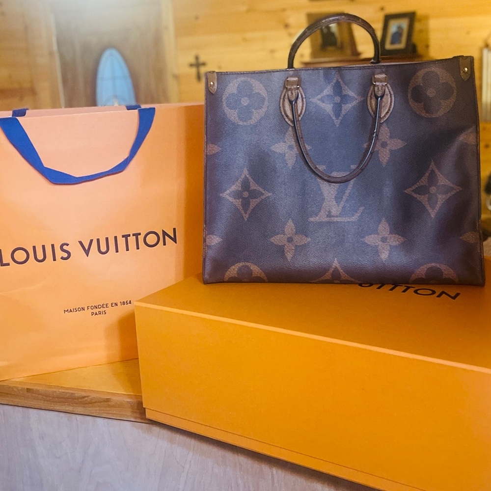 Authentic Louis Vuitton OnTheGo MM Handbag: Giant Monogram Canvas (like new)